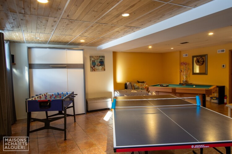 Salle de jeux du Chalet à louer Le Grand Duc en Estrie, chalet au bord de l'eau avec spa à Lambton.