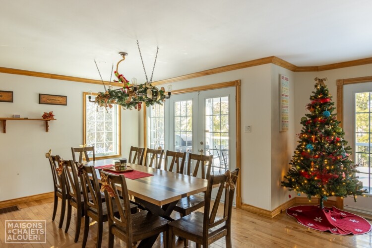 Salle à diner décorée pour Noel du Chalet en location Le Grand Duc en Estrie, chalet au bord de l'eau avec spa à Lambton.