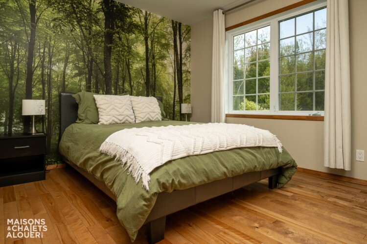 Chambre du Chalet en location Le Grand Duc en Estrie, chalet au bord de l'eau avec spa à Lambton.