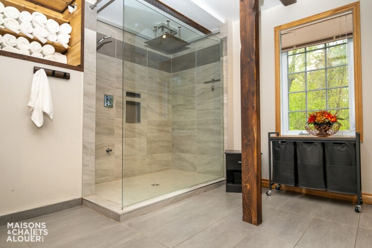 Douche vitrée en céramique du Chalet en location Le Grand Duc en Estrie, chalet au bord de l'eau avec spa à Lambton.
