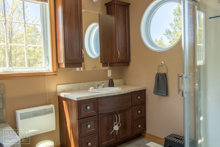 Salle de bain du Chalet en location Le Grand Duc en Estrie, chalet au bord de l'eau avec spa à Lambton.