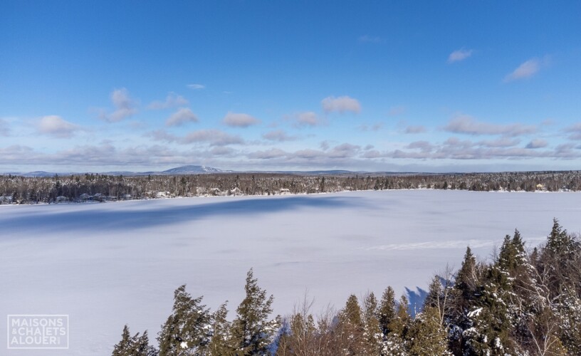 Lac gelé en hiver au Chalet en location Le Grand Duc en Estrie, chalet au bord de l'eau avec spa à Lambton.