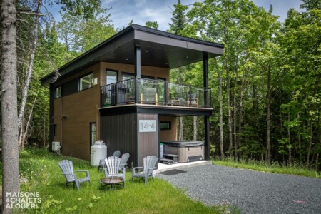 Façade du Chalet à louer Au Sommet du Bonheur à Chaudière-Appalaches, chalet avec spa à Adstock