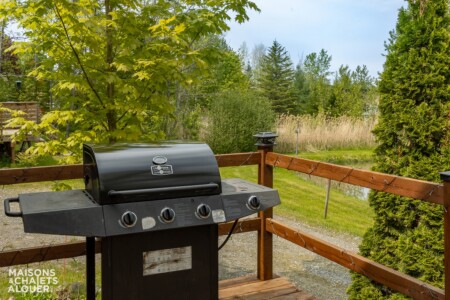 BBQ du Chalet à louer Au Pied du Mont en Estrie, chalet en bois rond à Coaticook.