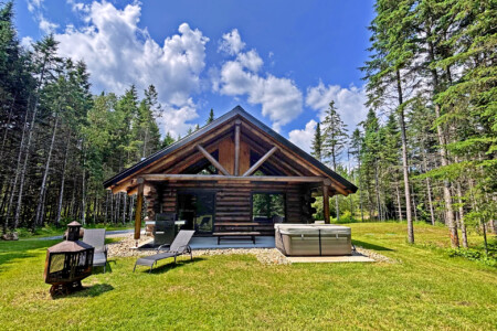 Façade du Chalet à louer Chalet les Tourtereaux dans la région de Québec, chalet en bois rond avec spa à Sainte-Christine-d'Auvergne.