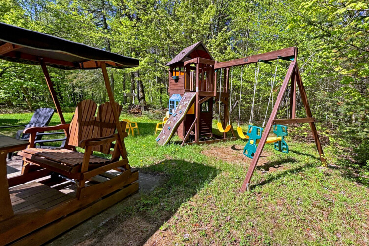 Module de jeu extérieur du chalet à louer Chalet le défricheur dans la région de Québec, chalet avec spa à Sainte-Christine-d'Auvergne.