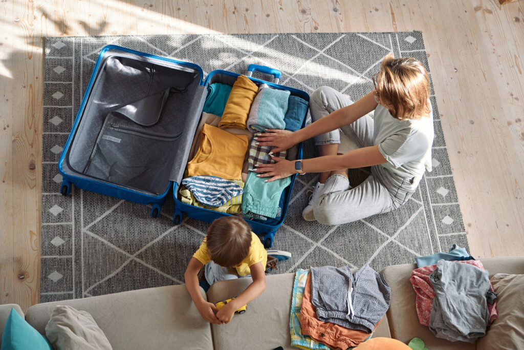 Mère de famille qui prépare les bagages pour un séjour au chalet.