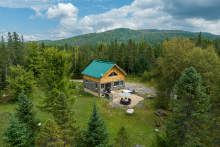 Vue en vol d'oiseau du Chalet à louer Le Maoli à Lanaudière, chalet avec spa à Chertsey.