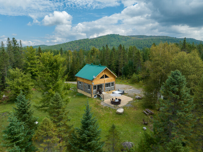 Vue en vol d'oiseau du Chalet à louer Le Maoli à Lanaudière, chalet avec spa à Chertsey.