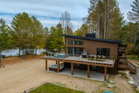 Vue des airs du Chalet à louer Le Roselin à Lanaudière, chalet bord de l'eau à Notre-Dame-de-la-Merci.