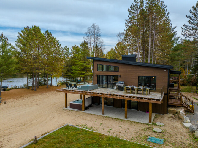 Vue des airs du Chalet à louer Le Roselin à Lanaudière, chalet bord de l'eau à Notre-Dame-de-la-Merci.