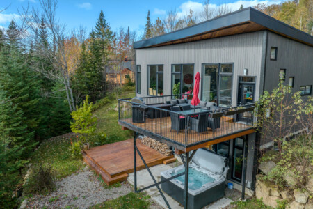 Vue des airs du. Chalet à louer Le Willow dans les Laurentides, chalet avec spa à Sainte-Lucie-des-Laurentides.