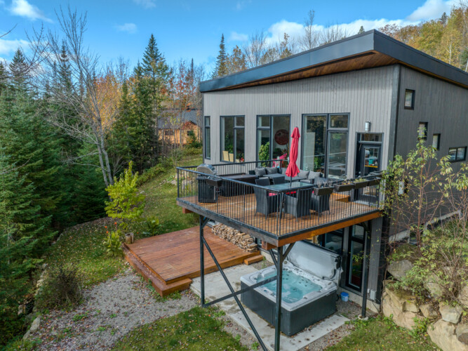 Vue des airs du. Chalet à louer Le Willow dans les Laurentides, chalet avec spa à Sainte-Lucie-des-Laurentides.