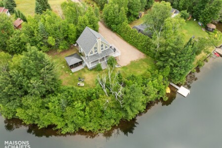 Vue en vol d'oiseau du Chalet à louer Au Petit Cap Vert dans la région de Québec, chalet au bord de l'eau à Portneuf.