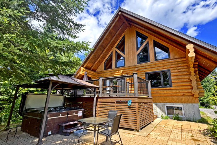 Cours arrière avec spa du Chalet à louer Chalet la Tanière à Capitale-Nationale, chalet avec spa à Sainte-Christine-d'Auvergne.
