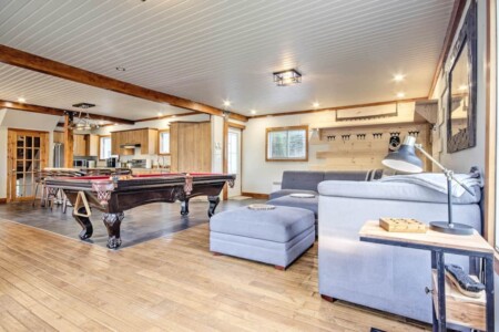Salon avec table de billard du Chalet à louer Chalet Jaune à Lanaudière, chalet avec spa à Saint-Jean-de-Matha.