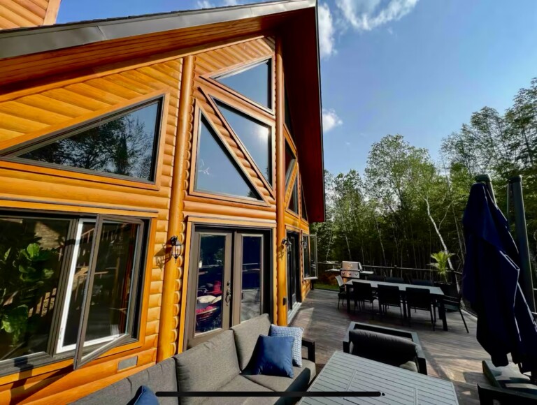 Log cottage for rent in Ontario