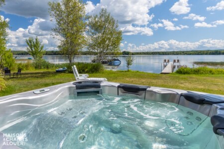 Spa en été avec vue sur le lac du Chalet à louer Au Soleil Levant du Lac Aylmer à Chaudière-Appalaches, chalet avec spa à Beaulac-Garthby.
