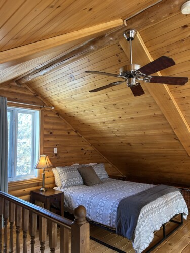 Chambre à la mezzanine du Chalet en location Chalet Pic-Bois en Mauricie, chalet avec spa à Lac-Normand.