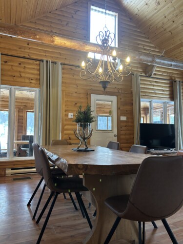 Table à diner du Chalet à louer Chalet Pic-Bois en Mauricie, chalet avec spa à Lac-Normand.