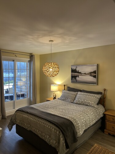 Chambre principale du Chalet à louer Chalet Pic-Bois en Mauricie, chalet avec spa à Lac-Normand.