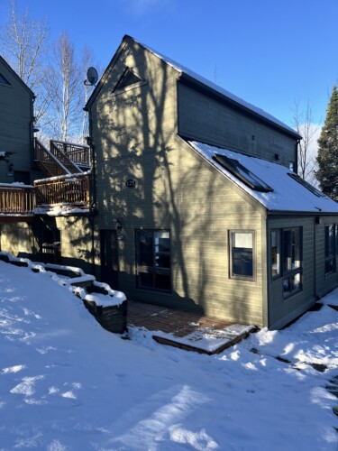 Entrée principale du Chalet à louer Le Cozy dans les Laurentides, chalet ski-in ski-out à Mont-Tremblant.