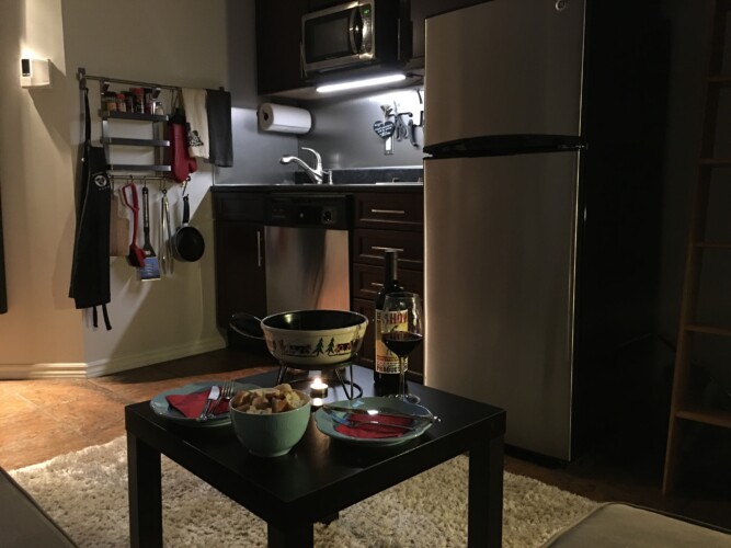 Vin et fondue fromage au Chalet à louer Le Cozy dans les Laurentides, chalet ski-in ski-out à Mont-Tremblant.